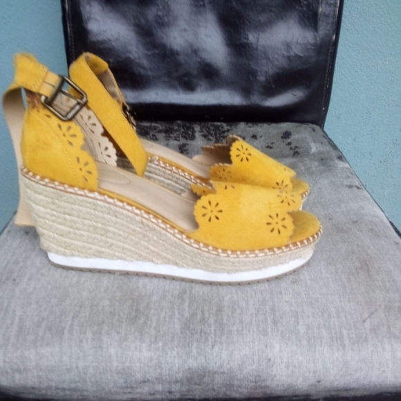 Heels size 9w yellow - Picture 2 of 5